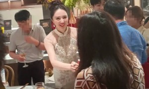 董璇张维伊婚宴照疑曝光 女方穿白色旗袍一脸灿笑