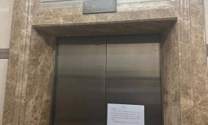 电梯55秒内从17层冲顶至33层，业主身亡！调查报告发布：涉事三家单位被建议惩戒，追责15人